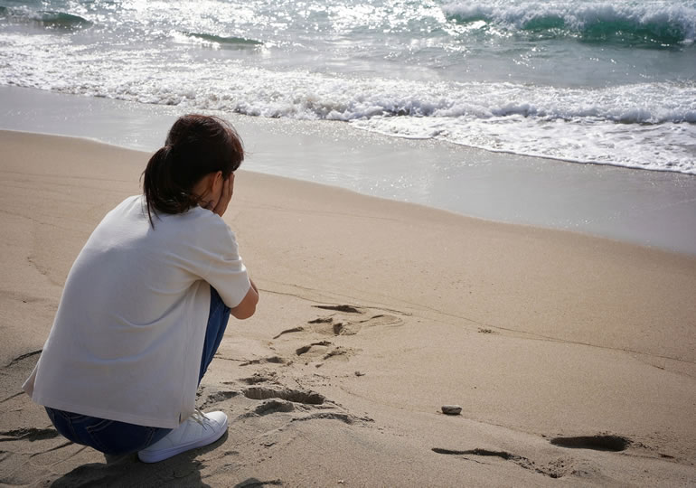 海を見つめる女性