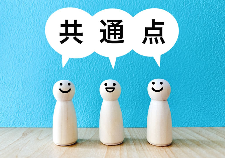 散骨を選ぶ人の共通点を説明する人形