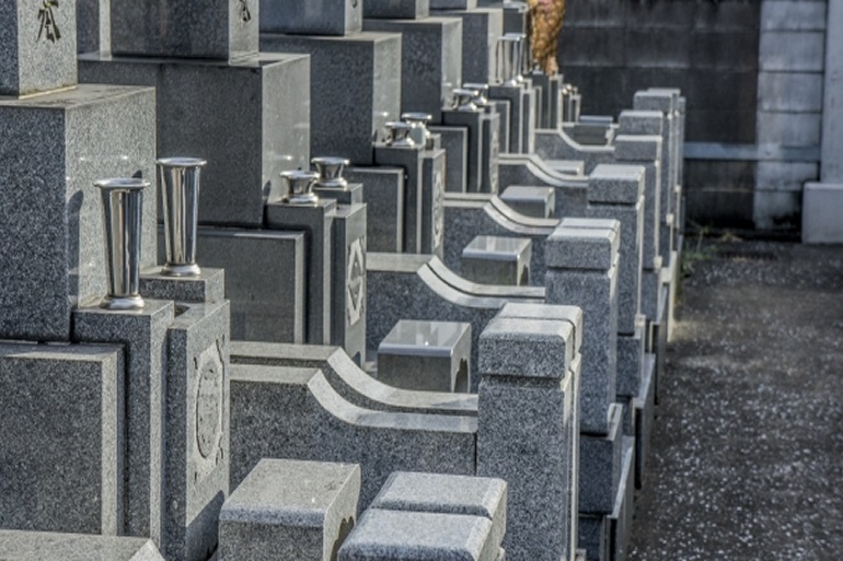 一般的な石のお墓が並ぶ霊園の墓石