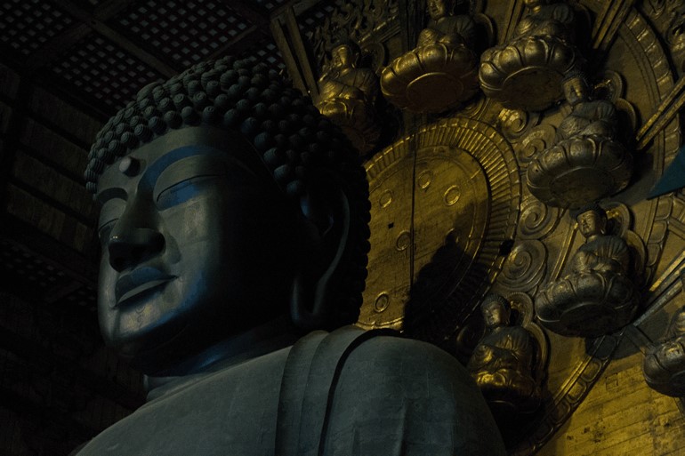 お寺の本堂にある仏像