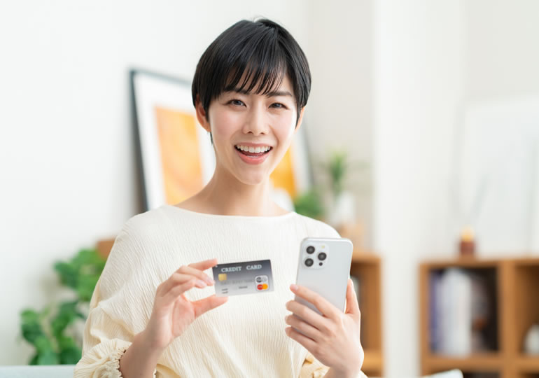 お布施をキャッシュレス決済する女性