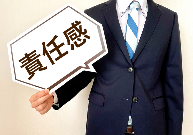 責任感と書かれたプラカードを持っている男性