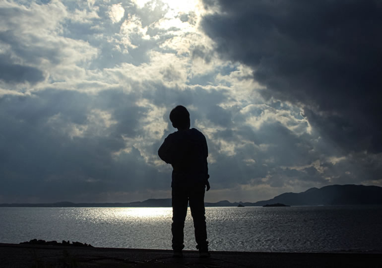 海を見つめる少年
