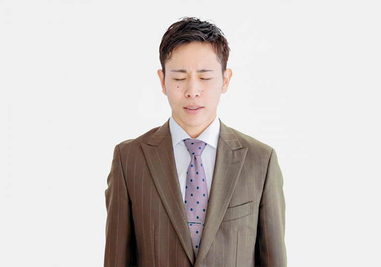 供養について悩む男性