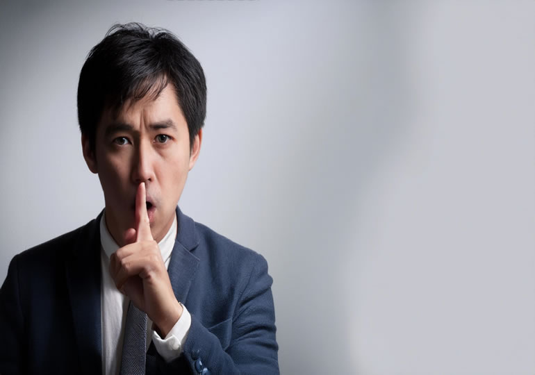 行政について考える男性のイメージ