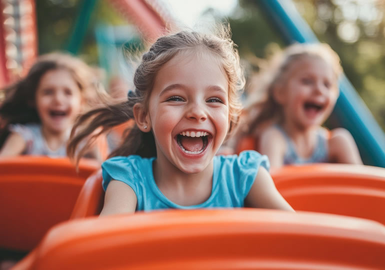 日常を忘れてテーマパークを楽しむ子供達