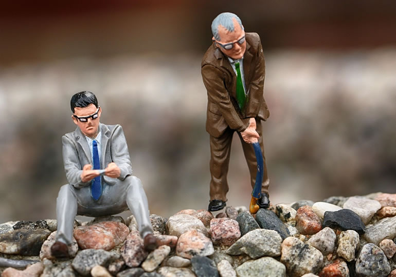 故人がゴルフをするフィギュア人形