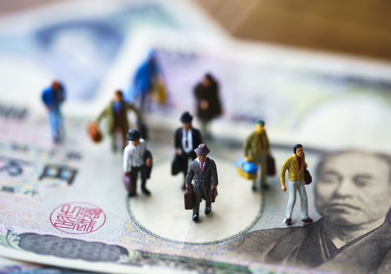 お札の上に置いてある人形