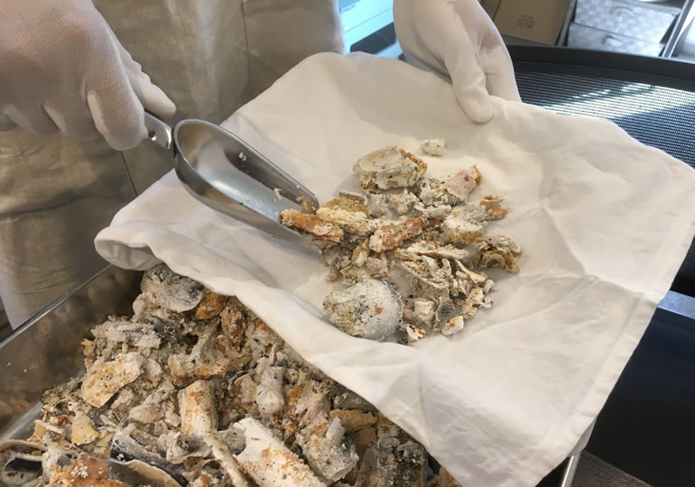 丁寧に粉骨します