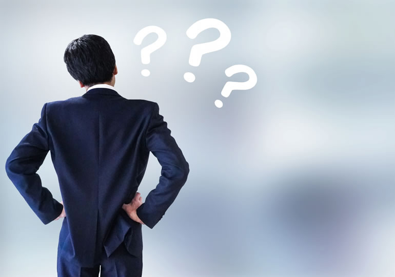 無神論について考えるスーツ姿の後ろ姿の男性