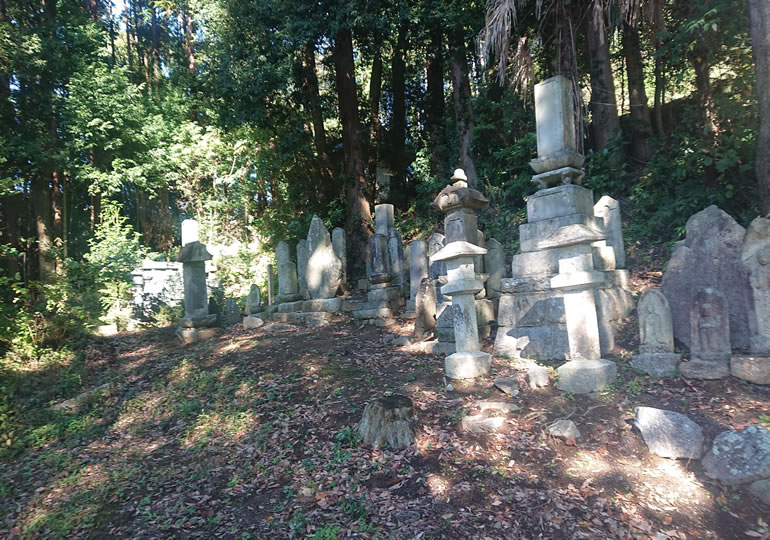 昔からある山奥にある先祖代々お墓