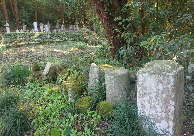 山間部にある古いお墓