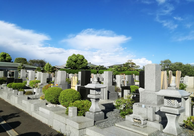 手入れされた霊園の風景