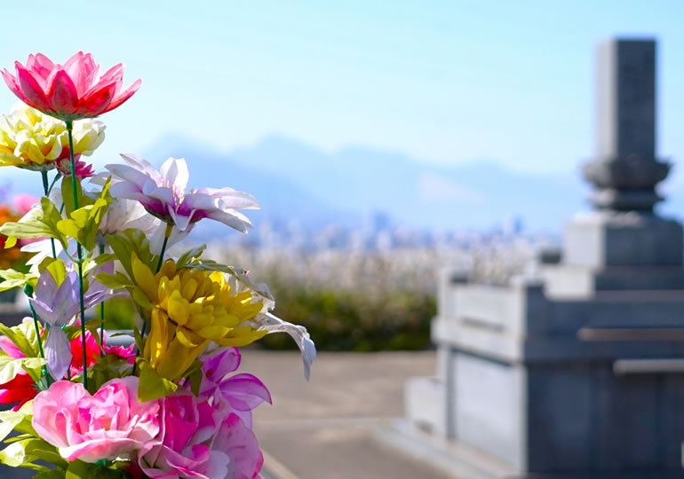 高台のお墓に添えられた造花