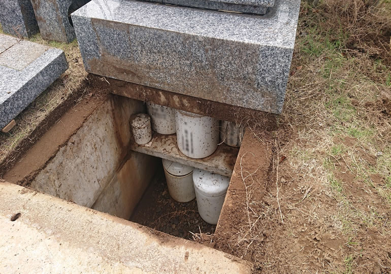 墓じまいで取り出された多くの骨壺