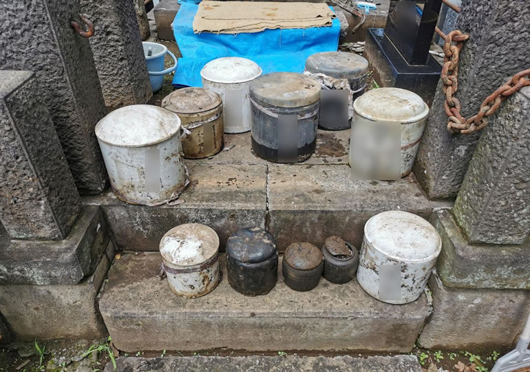 墓じまいの為に取り出された先祖代々の骨壺