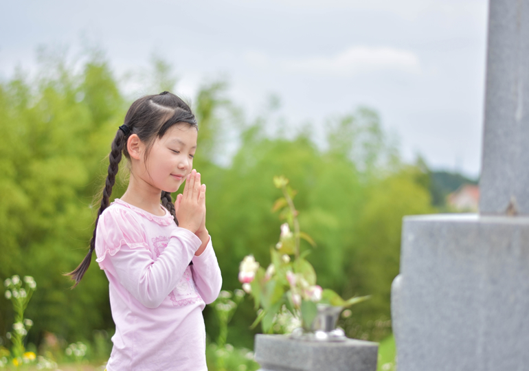 お墓参りする女の子