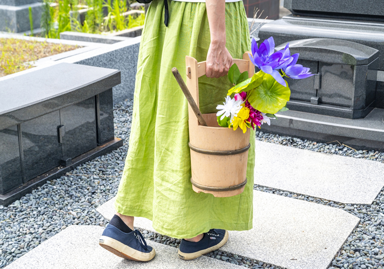 お墓参りに行く女性