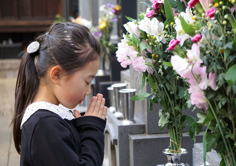 墓参りをする子供