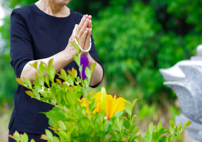 墓参りをする高齢者