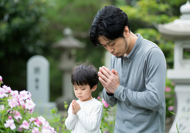 墓参りをする親子