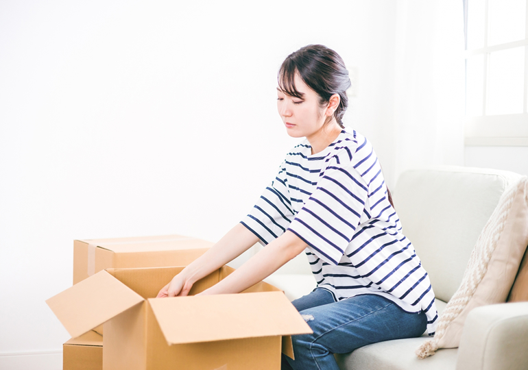 送骨で遺骨を箱詰めしている女性