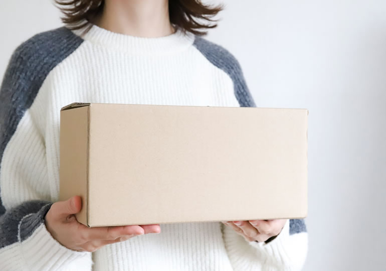 散骨業者に遺骨を持ち込む女性