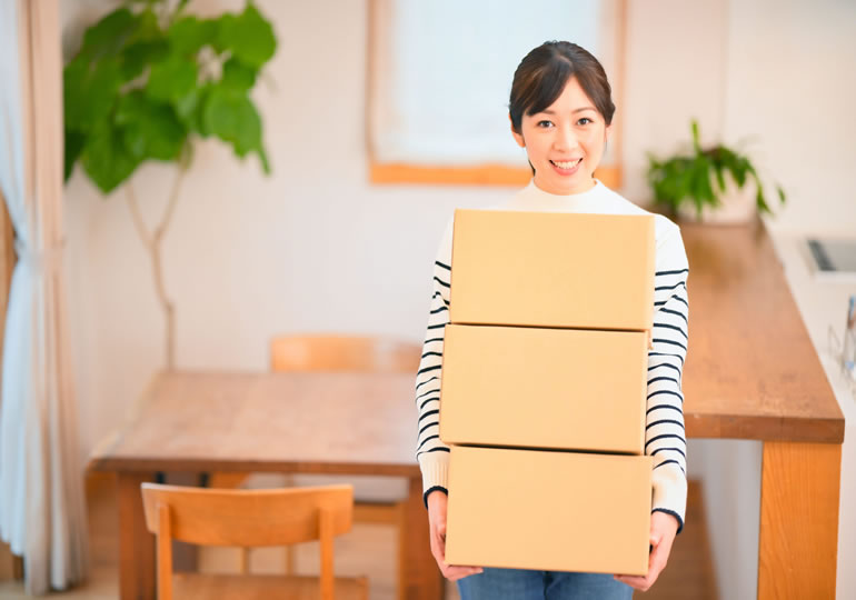 3つの箱を持つ主婦