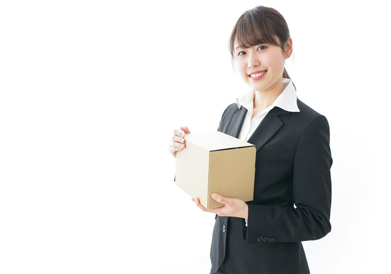 持ち込まれた遺骨を受け取る散骨業者の女性スタッフ