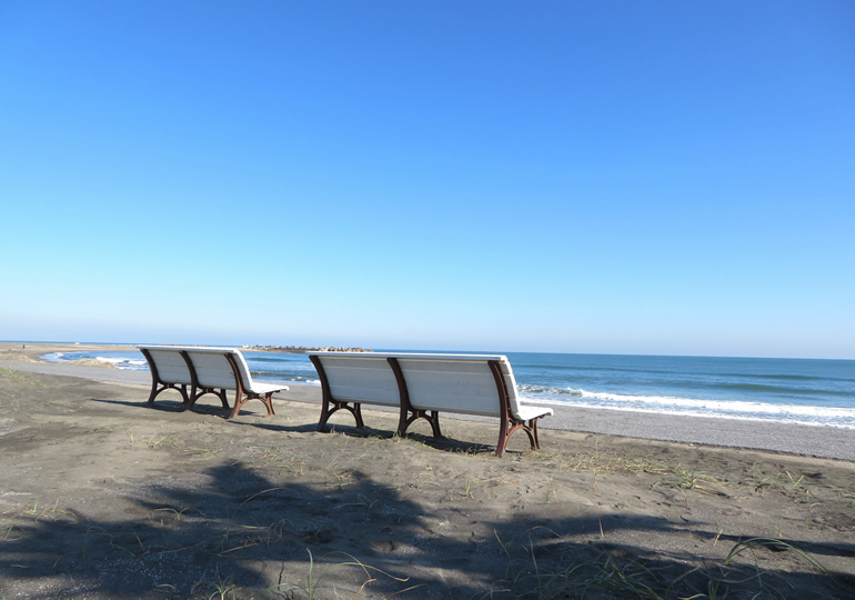 一宮町の街並みと海