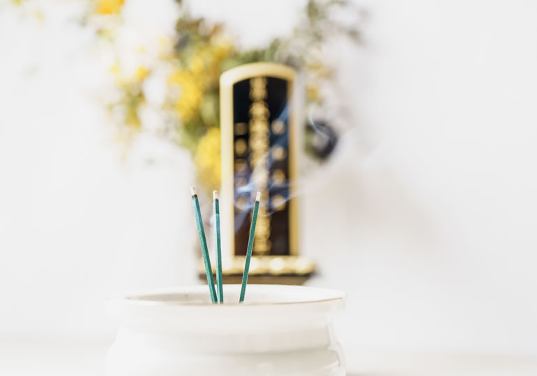 線香の後ろに置いてある位牌