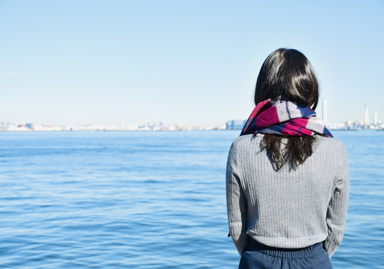 海を見る若い女性