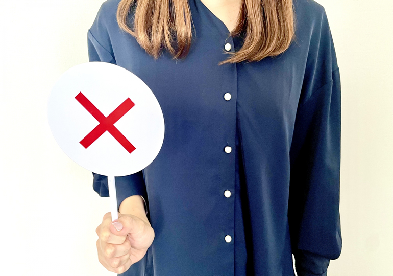 自分でやる海洋散骨のリスクを説明する女性