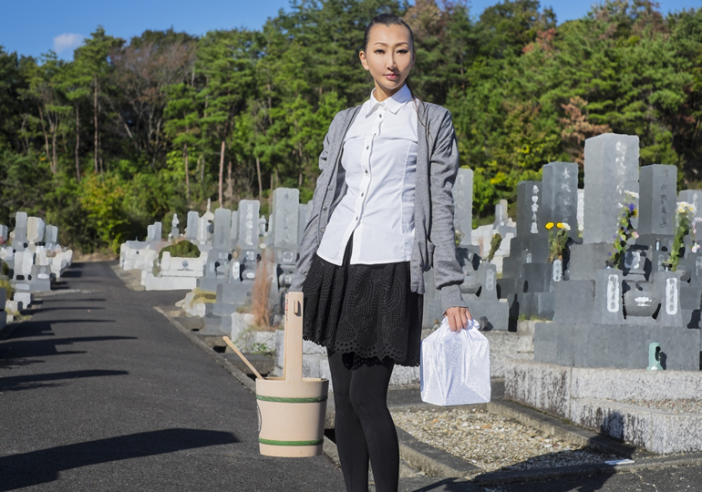 お墓参りをする女性