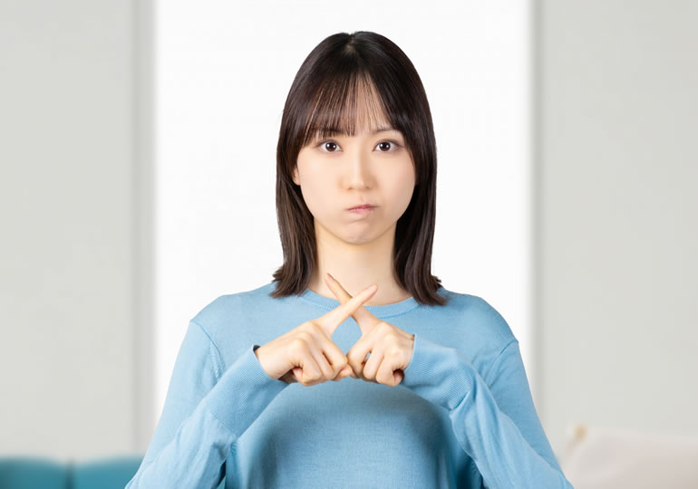 散骨比較サイトの危険性を説明する女性