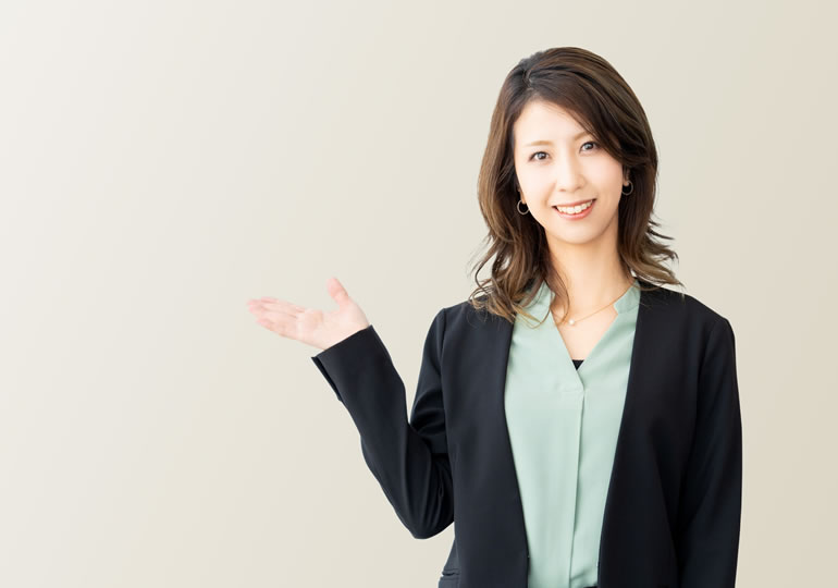 散骨供養のプロを解説する女性