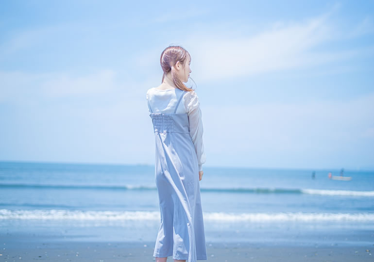 散骨した海を見つめる女性