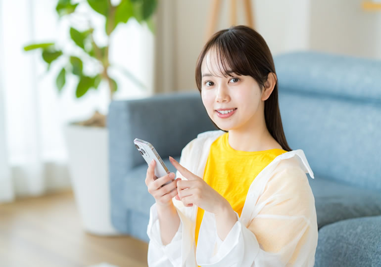 スマートホンで散骨業者を検索する女性