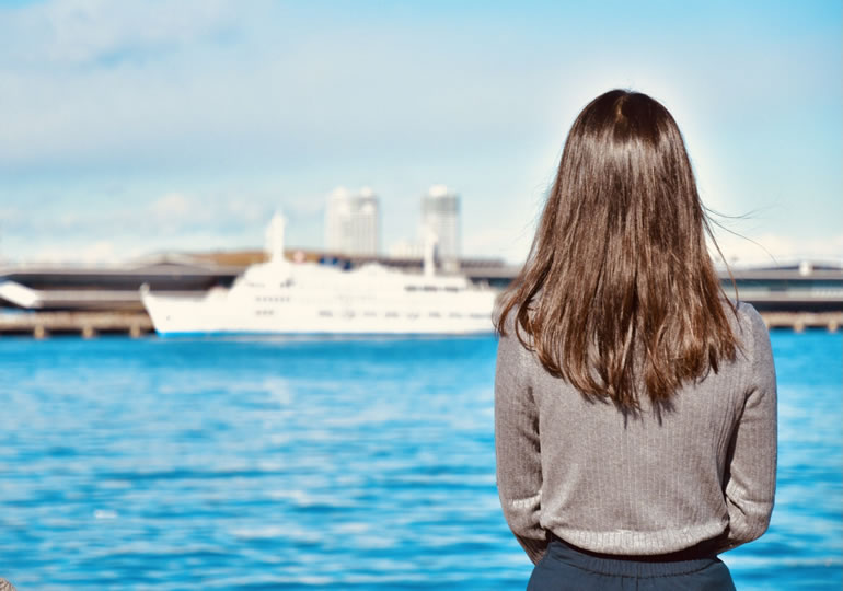 海洋散骨した海を見つめる女性