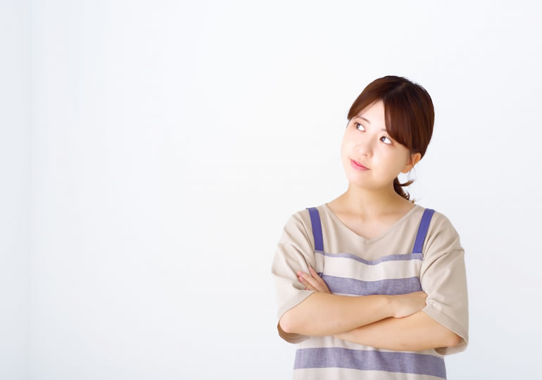 生前戒名が必要か悩む女性