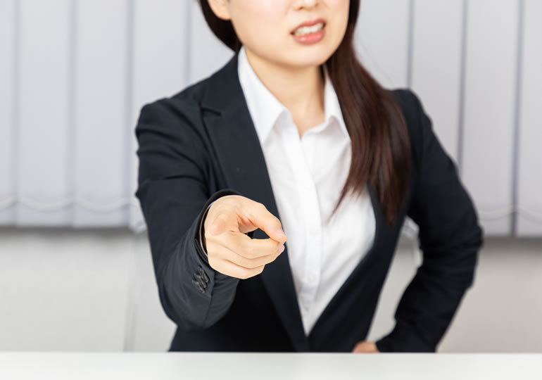 お墓の必要性を訴える女性