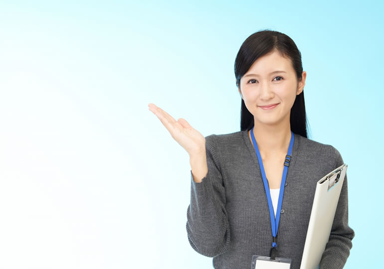 海を見つめながら散骨について相談する女性