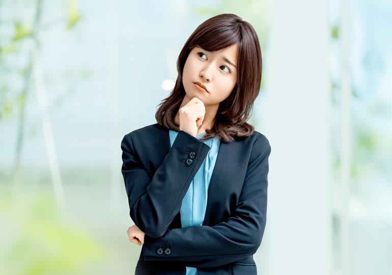 供養のあり方について考える女性