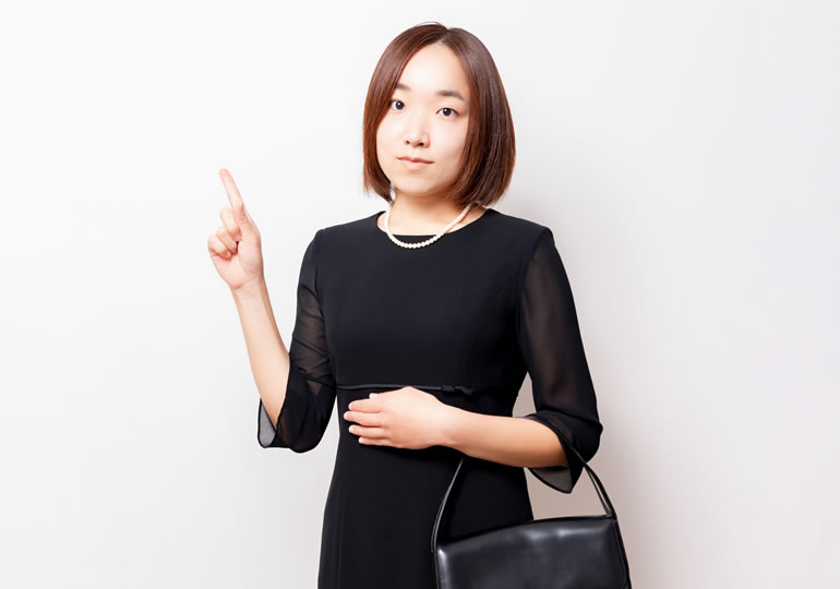 死後格差の解説をする女性