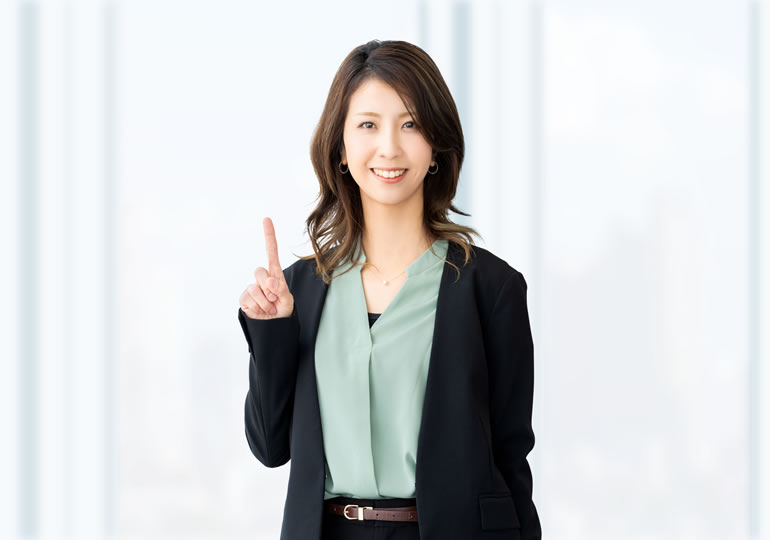 トラブルにならない散骨を解説する女性