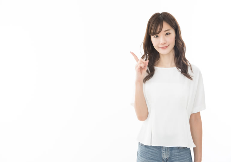 戒名問題の結論を説明する女性