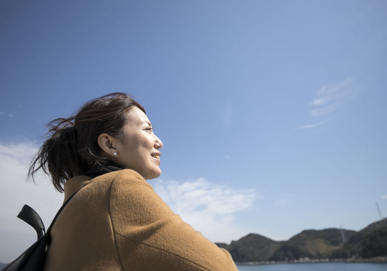 クルーザーの船上で笑顔の女性