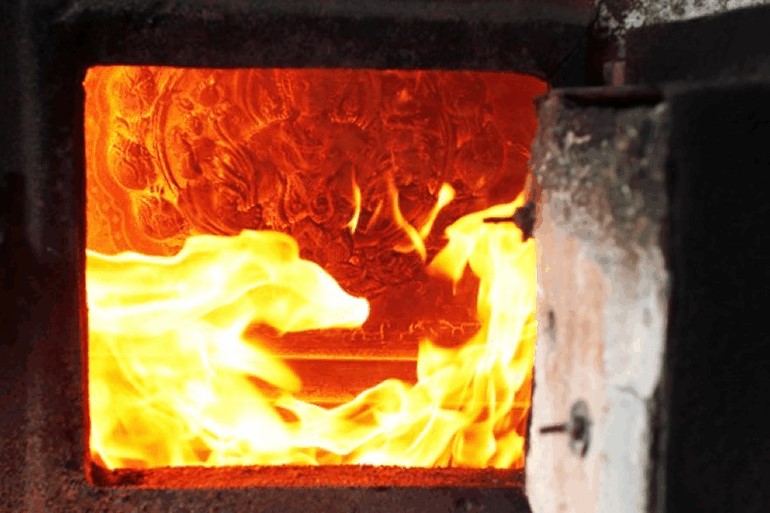 火葬炉の内部をイメージする炎の画像