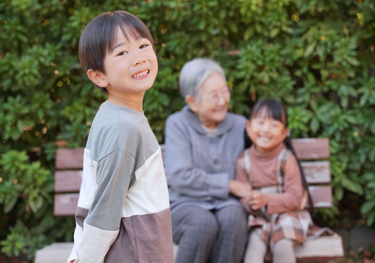 孫と遊ぶ高齢の女性