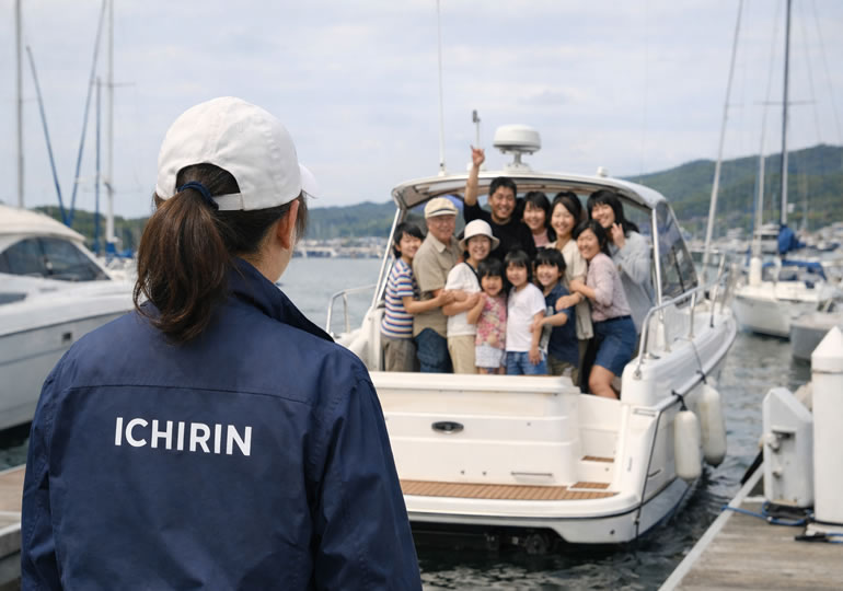 乗員ギリギリまで乗り込んだ小型船舶